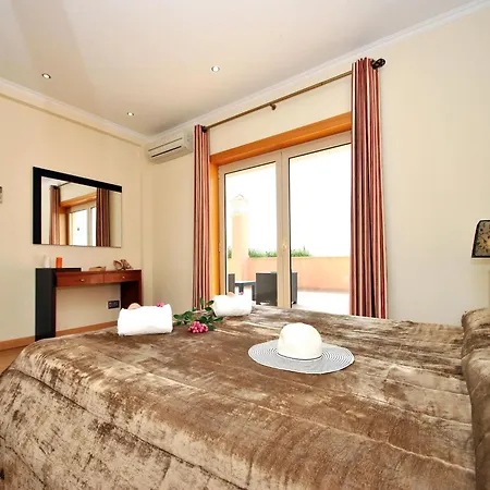Villa Florida With 10 Bedrooms Albufeira