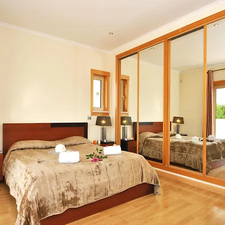 Villa Florida With 10 Bedrooms Albufeira